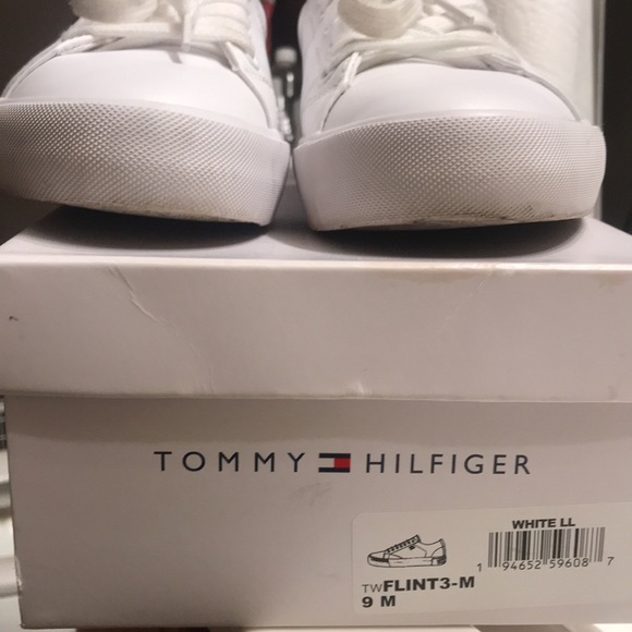 Calvin Klein - Picture 5 of 6